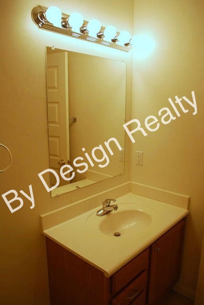 Building Photo - Modern 4 Bed 5 Bath Near UofA – Private Baths & Off-Street Parking