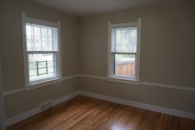 Building Photo - Cute Bungalow in Established Lakewood Neighborhood!