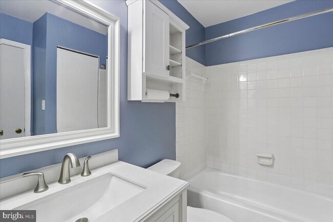 Building Photo - 2867 Shepperton Terrace