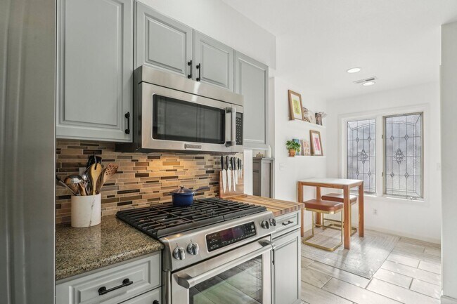 Building Photo - HALF MONTH RENT FREE!!!! GORGEOUS Brick To...