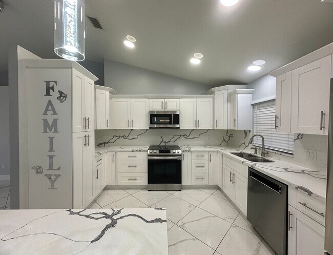 Building Photo - Stunning 3 Bedroom + Den Home with Fence + Screened Lanai in Great Location!