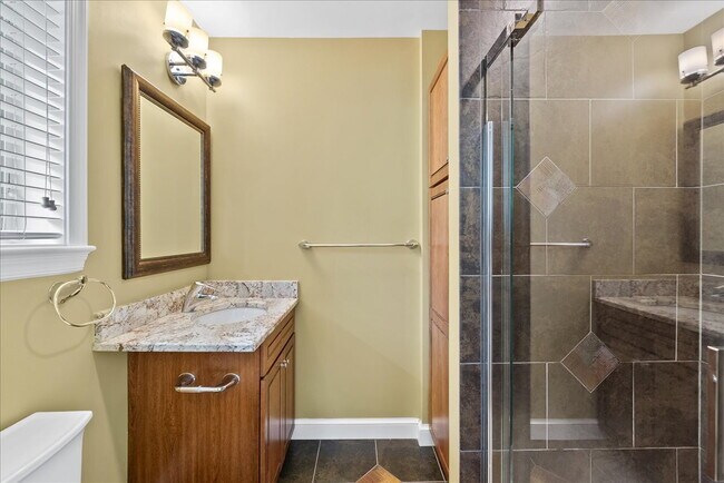 Building Photo - "Charming 4-Bed Retreat with Granite Kitch...