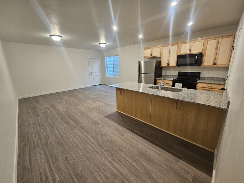 Building Photo - 895 E Antelope Dr