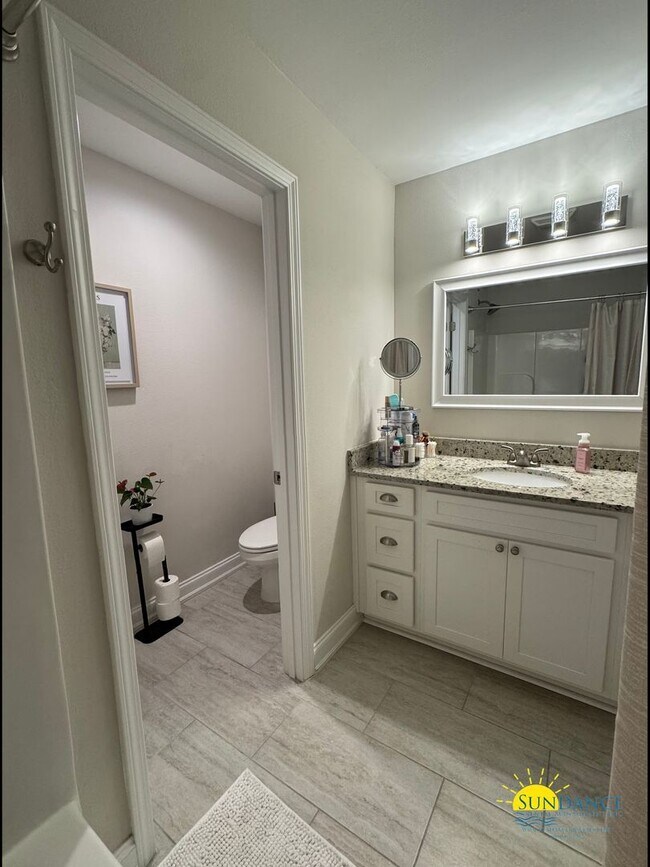 Building Photo - Beautiful 3BR/2.5BA Townhome inNiceville-Near Eglin AFB!