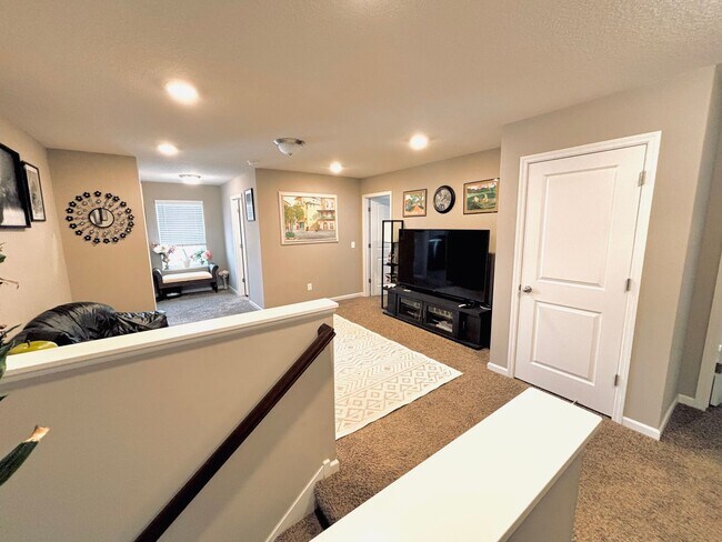 Building Photo - Solar Home!  Beautiful 4bed/3bath Single Family Home in Shakopee