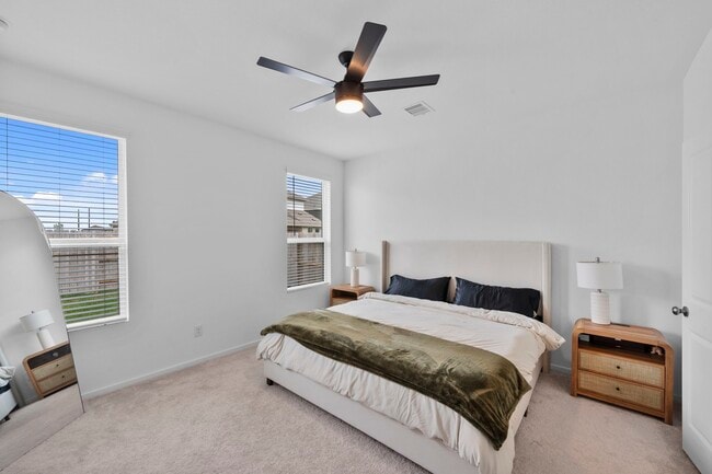 Building Photo - 807 Heaven Dr