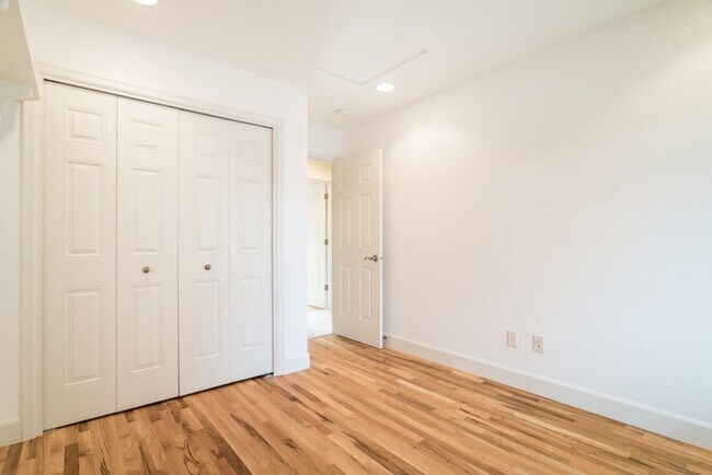 Building Photo - Escape to the Country, Spacious Contemporary in Wilsonville with Shop