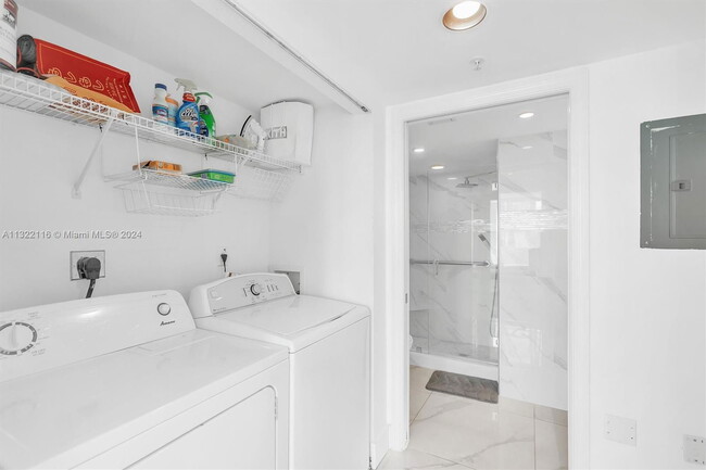 Building Photo - 1155 Brickell Bay Dr