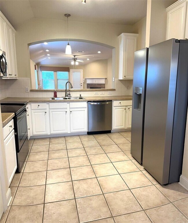 Building Photo - Beautifully Maintained Home on Premium Lot...
