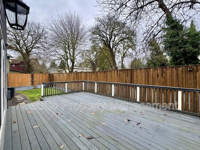 Building Photo - 741 SE Camellia Ct