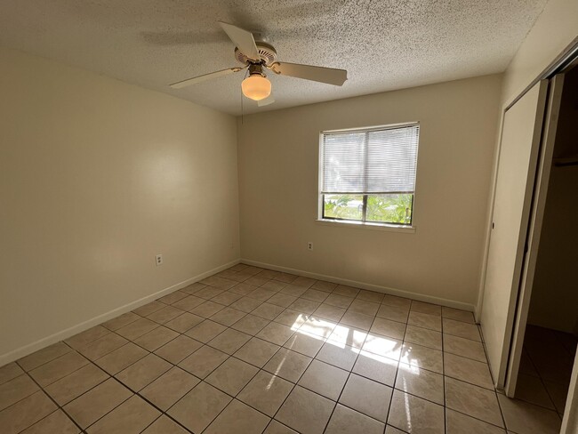 Building Photo - 841 Meadow Ln