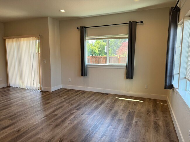 Building Photo - Newer 3 bedroom, 2.5 bath duplex in desirable neighborhood!