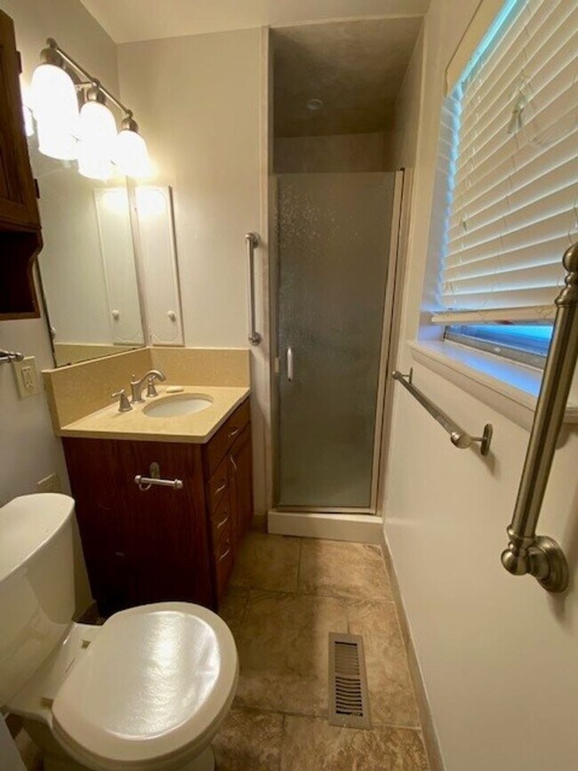 Building Photo - LARGE | 3 Bed | 2 Bath | Midtown Tulsa