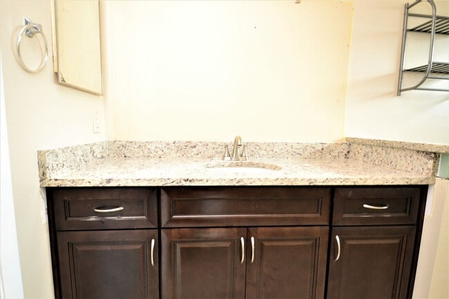 Building Photo - Upgraded Oviedo Home - Screened porch, fenced back yard, wood floors