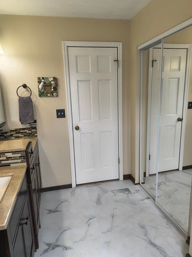 Building Photo - Spacious 4 bed, 2.5 bath with HEATED POOL ...