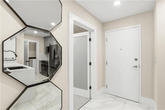 Building Photo - 250 Pharr Rd NE