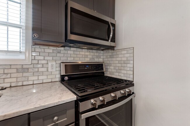 Building Photo - Recently Updated, 2 bed 2 1/2 Bath with Fe...