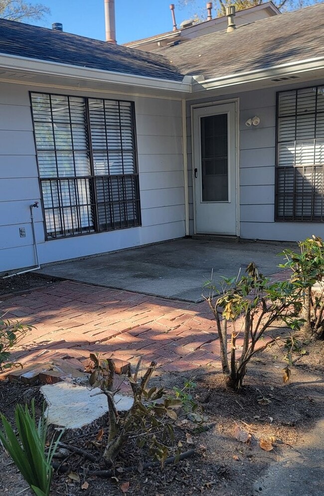 Building Photo - Adorable UPDATED 2-Bedroom, 2-Bathroom Tow...