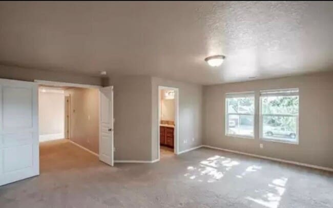 Building Photo - 926 NE Oakmont Loop