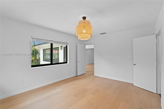 Building Photo - 517 Palermo Ave