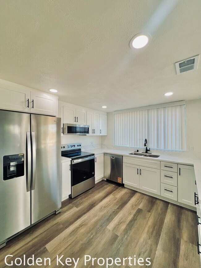 Building Photo - Welcome to this stunning duplex located in beautiful Bonsall!