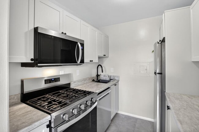 Building Photo - 10401 Grosvenor Pl