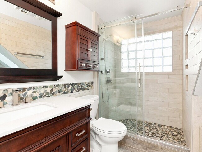 Building Photo - 4 Bedroom PLUS Above Garage Bonus Room in Bothell! Air Conditioned!
