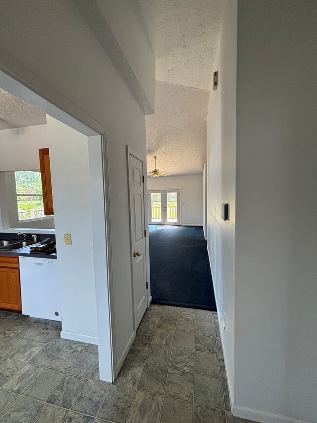 Building Photo - 950 Deer Field Dr