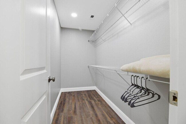 Building Photo - 810 Carson St