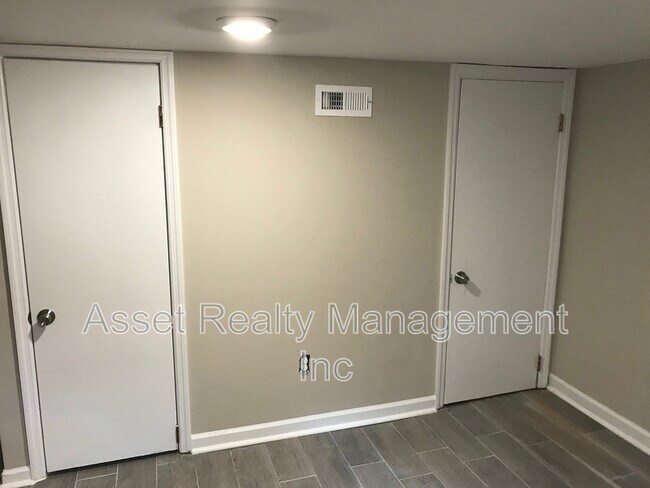 Building Photo - 602 Caswell Ave