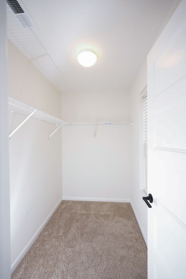 Building Photo - 245 Hollyhock Dr