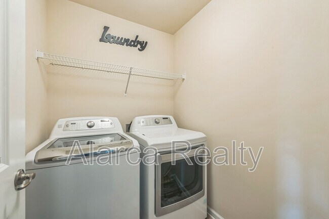 Building Photo - 2455 Silverthorn Dr