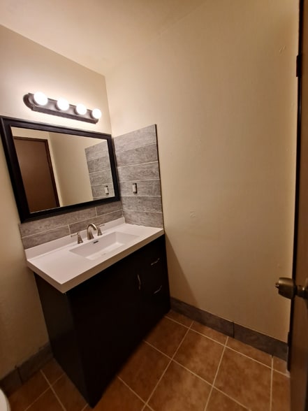 Building Photo - 8835 N Swan Rd