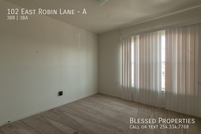 Building Photo - 102 E Robin Ln