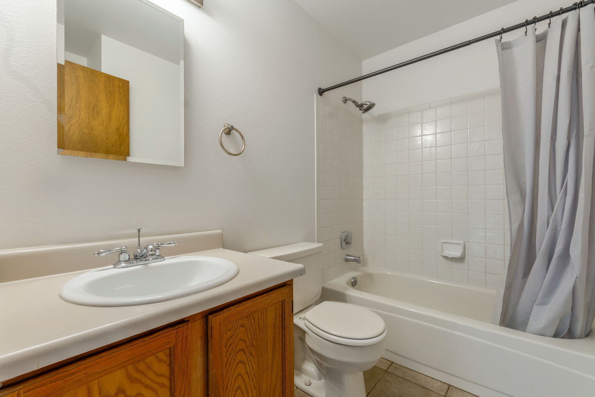 Upper level full bath - 1752 Juniper St