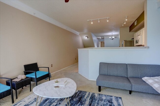 Building Photo - Beautiful 2bed/2bath/1car garage in Louisv...