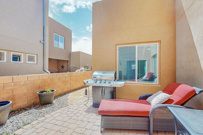 Building Photo - 3 bedroom, 2 1/2 Bath Pulte Ocotillo Model Home