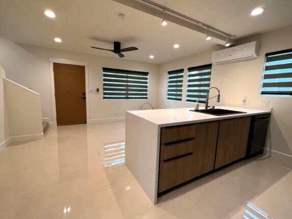 Building Photo - 638 Sycamore Dr