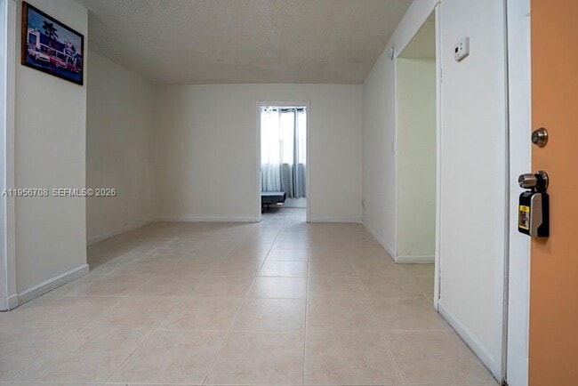 Building Photo - 606 W 81st St