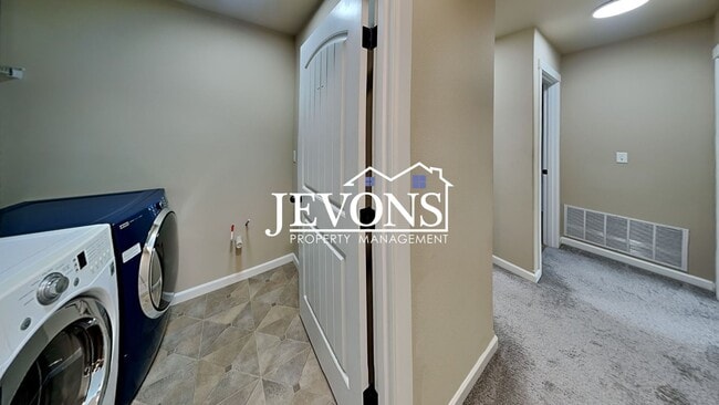 Building Photo - Spacious 5-bedroom home in a great community with 2-car garage, washer and dryer, just minutes fr...