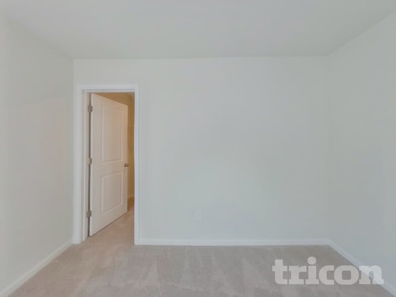 Building Photo - 14 Chalet Ct