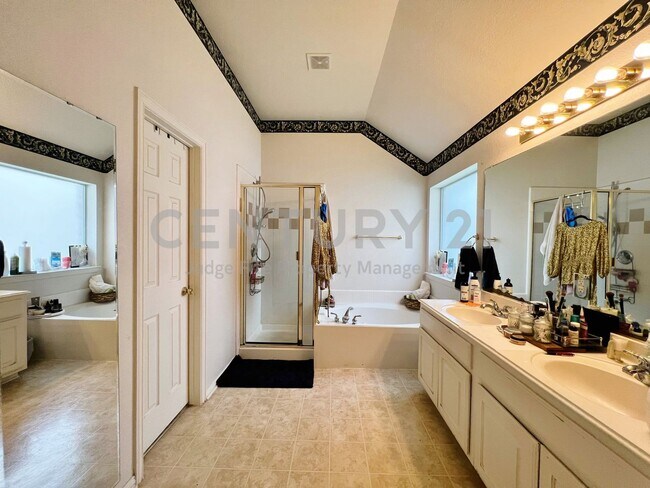 Building Photo - Fantastic 2-Story 5/3/2 in Fort Worth For ...