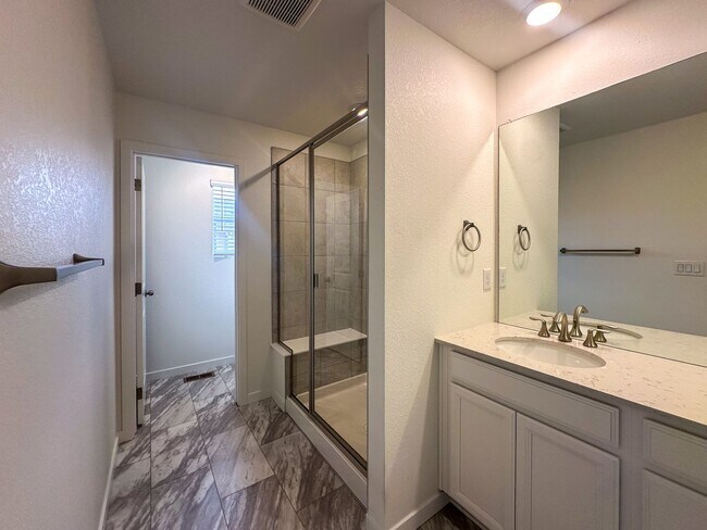 Building Photo - Luxurious 3bd home in Dove Village