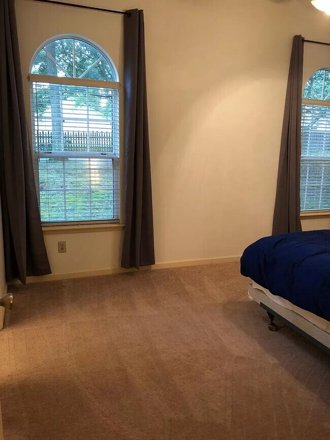 Building Photo - 2242 Stonewood Ln