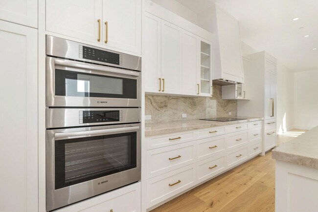 Building Photo - 261 Royal Poinciana Way