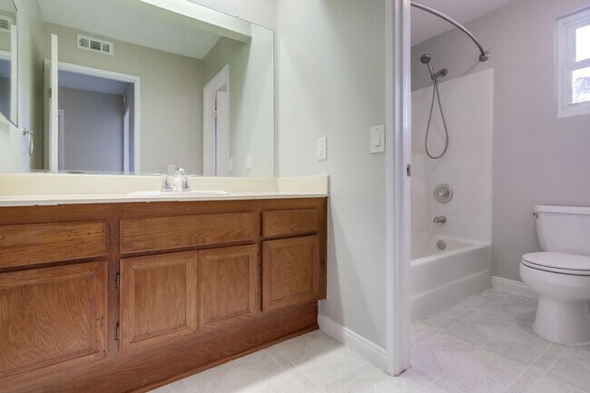 Building Photo - **Available Now*** Encinitas,  4 bedroom, 2.5 bathroom with 2 car garage***