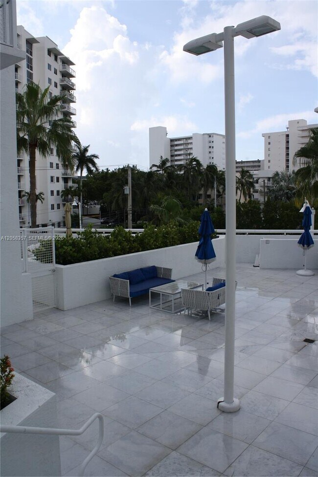 Building Photo - 1701 Sunset Harbour Dr