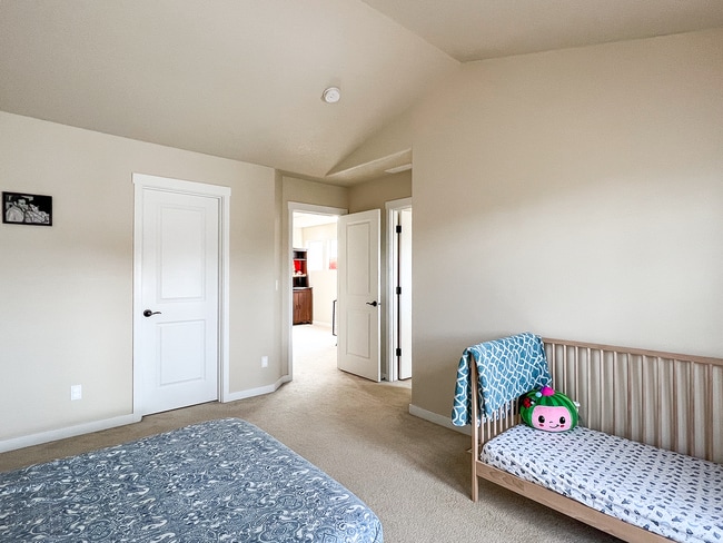 Building Photo - Enjoyable 4-Bed, 2.5-Bath Corner Lot Home in High-Tech Area!