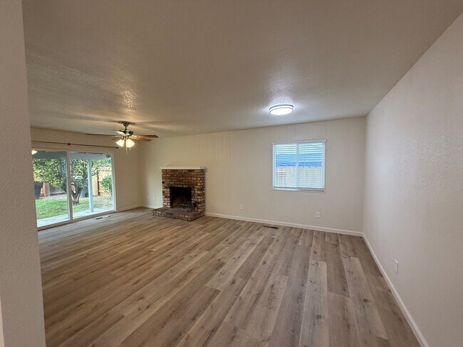 Building Photo - Fully remodeled single story located in Lakewood School District!