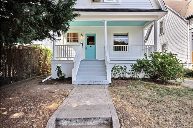 Building Photo - Charming Victorian home with private driveway